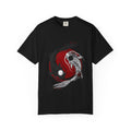 Yin Yang Koi Fish T-Shirt — Camiseta de peces koi haciendo el yin y el yang