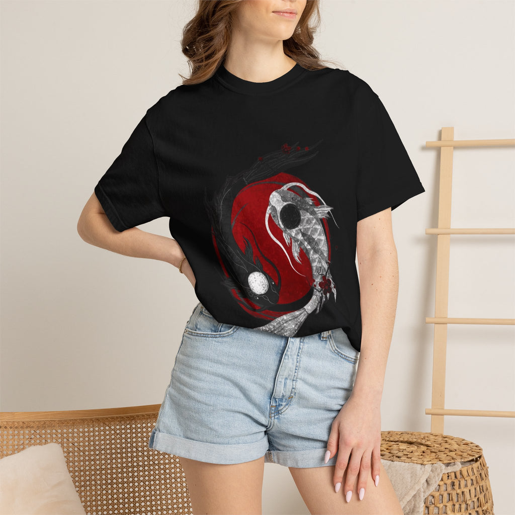 Yin Yang Koi Fish T-Shirt — Camiseta de peces koi haciendo el yin y el yang